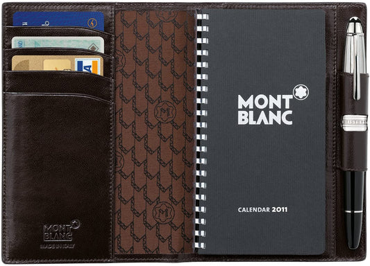 Porta agenda in pregiata pelle pieno fiore di provenienza europea color moka con stampa effetto alligatore della collezione Organizer e Agende Selection Montblanc - 4 scomparti per carte di credito ed 1 passante per lo strumento da scrittura - Codice prodotto: 106647