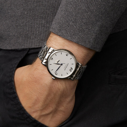 Orologio da uomo solo tempo automatico della collezione Montblanc Classique Star Cassa da 39 mm con spessore di 8,9 mm in acciaio inossidabile Quadrante bianco argentato con lancette di colore blu e numeri arabi alle ore 3, 6, 9 e 12 Movimento automatico Montblanc Calibre MB 24.08 Riserva di carica di circa 42 ore Impermeabilità: 30 metri/100 piedi Cinturino in acciaio pregiato Codice prodotto: 110589