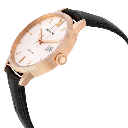 Orologio da uomo solo tempo Montblanc Heritage Automatic Cassa in oro rosa 18 kt con diametro da 40 mm e spessore di 9 mm Vetro zaffiro antigraffio Quadrante argentato con lancette in oro rosa, indici e numero romano alle ore 12 e datario alle ore 3 Movimento automatico con riserva di carica di circa 42 ore Impermeabilità: resistenza all'acqua fino a 30 metri/ 100 piedi Cinturino in pelle di alligatore di colore nero Codice prodotto: 111874