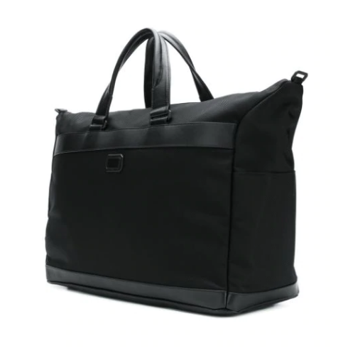 Borsa da viaggio grande Montblanc in tessuto nylon antigraffio ed idrorepellente ed inserti in pregiata pelle pieno fiore proveniente dall'Europa di colore nero della collezione Nightflight Montblanc - Misure della borsa: 49 x 21 x 30 cm - Questa borsa da viaggio è dotata di uno scomparto principale ampio e 3 tasche esterne con cerniera - Codice prodotto: 118262