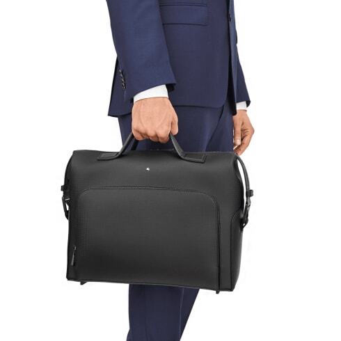 Borsa portadocumenti media Montblanc in pregiata pelle pieno fiore proveniente dall'Europa con stampa effetto fibra di carbonio della collezione Extreme 2.0 Montblanc - Misure della borsa: 39 x 29 x 11,5 cm - Questa ventiquattrore è dotata di uno scomparto principale, una tasca anteriore con cerniera, uno scomparto imbottito per computer portatile fino a 13 pollici, due tasche aperte per il telefono cellulare, una tasca con cerniera e 3 passanti per gli strumenti da scrittura - Codice prodotto: 123932