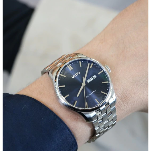 Orologio da uomo solo tempo automatico della collezione Mido Watches modello Belluna Sunray Cassa in acciaio inossidabile con diametro di 42,5 mm, spessore di 10,82 mm e fondello a vista che lascia intravedere il meccanismo automatico dell'orologio Quadrante di colore blu con lancette ed indici color argento e datario a ore 3 Vetro zaffiro antigraffio con trattamento antiriflesso Movimento automatico Mido calibro su base ETA C07.621 / 2836-2 Resistente all'acqua fino a 50 metri (5 bar) Cinturino in acciaio