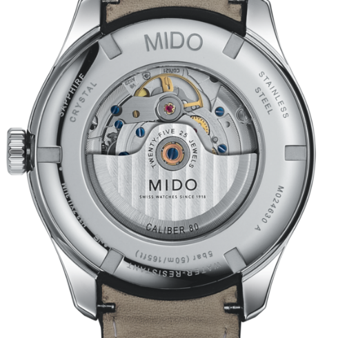 Orologio da uomo solo tempo automatico della collezione Mido Watches modello Belluna Sunray Cassa in acciaio inossidabile con diametro di 42,5 mm, spessore di 10,82 mm e fondello a vista che lascia intravedere il meccanismo automatico dell'orologio Quadrante di colore nero con indici e lancette color argento e datario a ore 3 Vetro zaffiro antigraffio con trattamento antiriflesso Movimento automatico Mido calibro su base ETA C07.621 / 2836-2 Resistente all'acqua fino a 50 metro (5 bar) Cinturino in pelle