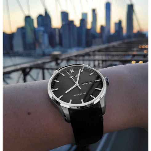 Orologio da uomo solo tempo automatico della collezione Mido Watches modello Belluna Sunray Cassa in acciaio inossidabile con diametro di 42,5 mm, spessore di 10,82 mm e fondello a vista che lascia intravedere il meccanismo automatico dell'orologio Quadrante di colore nero con indici e lancette color argento e datario a ore 3 Vetro zaffiro antigraffio con trattamento antiriflesso Movimento automatico Mido calibro su base ETA C07.621 / 2836-2 Resistente all'acqua fino a 50 metro (5 bar) Cinturino in pelle