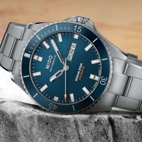 Orologio da uomo automatico solo tempo della collezione Mido Watches modello Ocean Star 200 Cassa in acciaio inossidabile con diametro di 42,5 mm e spessore di 11,75 mm Quadrante di colore blu con indici e lancette di colore bianco Vetro zaffiro antigraffio con trattamento antiriflesso Movimento automatico Mido Calibro 80 su base ETA C07.621 Resistente all'acqua fino a 200 metri (20 bar) Cinturino in acciaio inossidabile Codice prodotto: M0264301104100