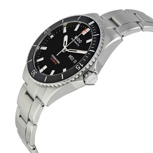 Orologio da uomo automatico solo tempo della collezione Mido Watches modello Ocean Star 200 Cassa in acciaio inossidabile con diametro di 42,5 mm e spessore di 11,75 mm Quadrante di colore nero con indici e lancette di colore bianco Vetro zaffiro antigraffio con trattamento antiriflesso Movimento automatico Mido Calibro 80 su base ETA C07.621 Resistente all'acqua fino a 200 metri (20 bar) Cinturino in acciaio inossidabile Codice prodotto: M0264301105100