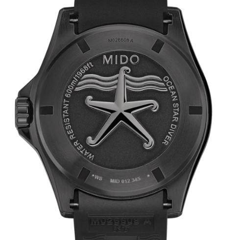 Orologio da uomo solo tempo automatico della collezione Mido Watches modello Ocean Star Diver 600 Cassa in acciaio inossidabile con diametro di 43,5 mm e spessore di 14,05 mm Quadrante di colore nero con lancette e indici di colore bianco, datario a ore 3 e lancetta dei secondi di colore arancione Lunetta completamente riempita di Super Luminova Grado X ® Vetro zaffiro antigraffio con trattamento antiriflesso Movimento automatico Mido Calibro 80 su base ETA C07.821 con riserva di carica fino a 80 ore Res