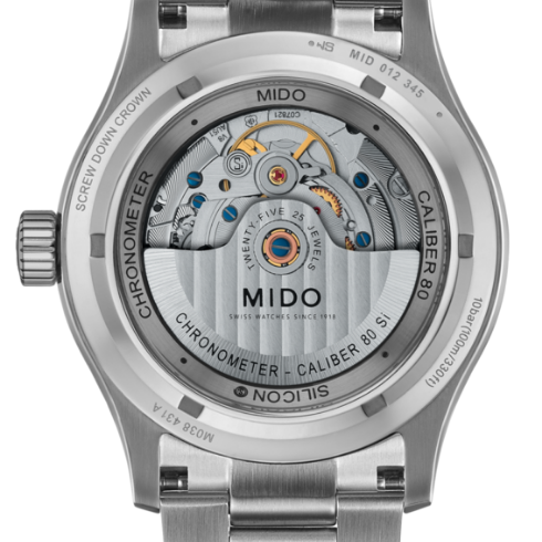 Orologio da uomo solo tempo automatico della collezione Mido Watches modello Multifort Chronometer Cassa in acciaio inossidabile con diametro di 42 mm, spessore di 11,79 mm e fondello trasparente che lascia intravedere il meccanismo automatico dell'orologio Quadrante color antracite con indici e lancette color argento e datario a ore 3 Vetro zaffiro antigraffio con trattamento antiriflesso Movimento automatico Mido Calibro 80 su base ETA C07.821 Resistente all'acqua fino a 100 metri (10 bar) Cinturino in