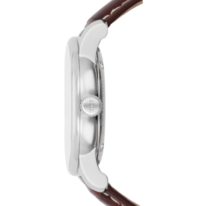 Orologio da uomo solo tempo automatico della collezione Mido Swiss Watches modello Baroncelli Cassa in acciaio inossidabile con diametro di 38 mm, spessore di 9,10 mm e fondello a vista che lascia intravedere il meccanismo automatico dell'orologio Quadrante bianco con indici e lancette di colore nero e datario a ore 3 Vetro zaffiro antigraffio con trattamento antiriflesso Movimento automatico calibro Mido su base ETA C07.611 / 2824-2 Resistente all'acqua fino a 50 metri (5 bar) Cinturino in pelle nero