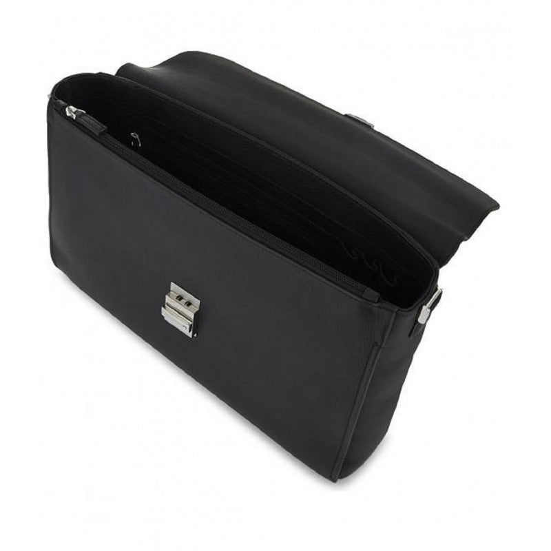 Valigetta ventiquattrore Montblanc in pregiata pelle pieno fiore proveniente dall'Europa di colore nero della collezione Meisterstuck Soft Grain Borse Montblanc - Misure della valigetta ventiquattrore: 39 x 27 x 12 cm - Questa ventiquattrore è dotata di chiusura a patta con combinazione, una tasca principale, una tasca con zip, due tasche per il cellulare e tre passanti per gli strumenti da scrittura - Codice prodotto: 114451